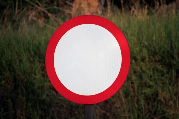 Señal Tráfico Blanco Rojo Carretera Sin Indicación Blanco Maqueta —  Fotos de Stock