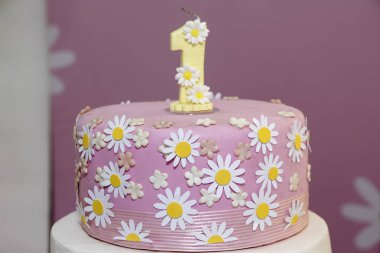 1 yıllık pembe pasta detaylarının yakın plan çekimi, büyüleyici ve narin dekorasyonu, çocuk partileri ve özel kutlamalar için mükemmel.