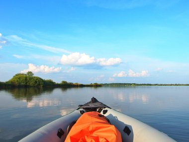 gölet üzerinde kayak