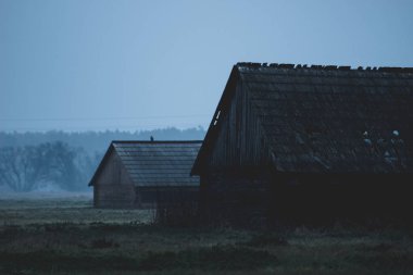Eski bir iki kulübe ahşap geniş bir alanda ot dolu