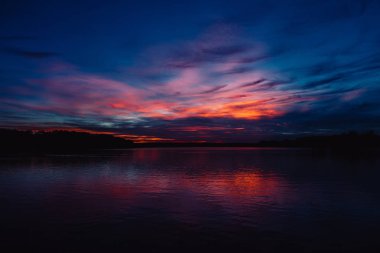 Su üzerinde Beautifol güzel gün batımı