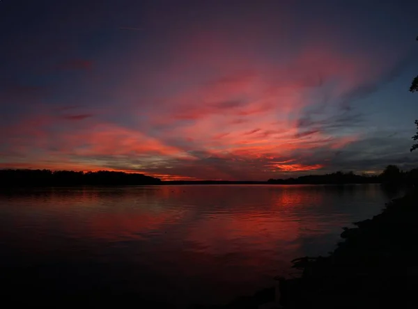 Piękny Zachód Słońca Nad Staw Czerwony Kolorowych Chmur — Zdjęcie stockowe