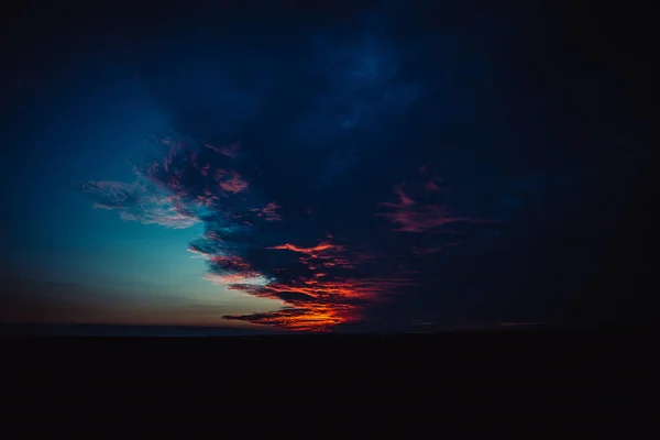 Beautiful Blue Color Dark Vignetting Red Clouds — Stock Photo, Image