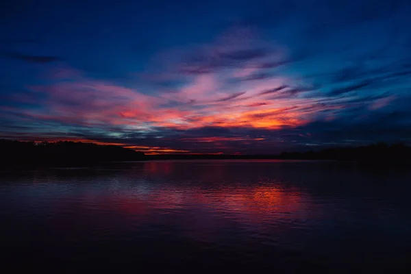 Beautifol Όμορφο Ηλιοβασίλεμα Πάνω Από Νερό — Φωτογραφία Αρχείου