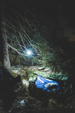 Acil kışın dağlarda ağacının altında uyku