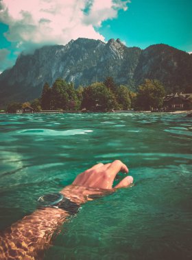 göl ve Avusturya Alplerinde yüksek dağlarda görünümünü Yüzme