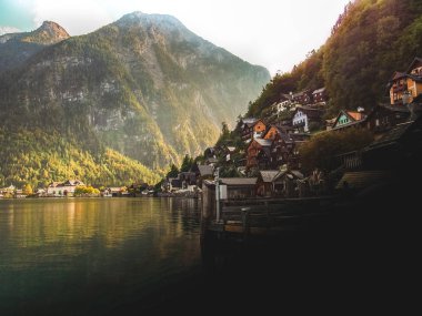 Ünlü Hallstatt dağ köyü Avusturya Alpleri'nde doğal görünümünü