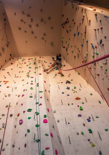 Erwachsener Mann Klettert Auf Künstliche Wand Und Ist Oben — Stockfoto