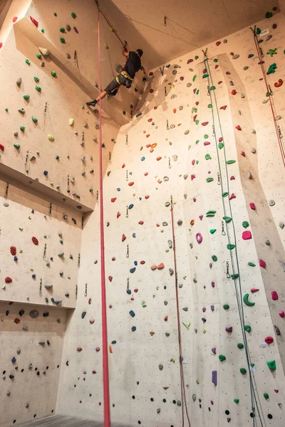 Erwachsener Mann Klettert Auf Künstliche Wand Und Ist Oben — Stockfoto