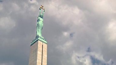 Letonya Özgürlük Anıtı. Zaman atlamalı