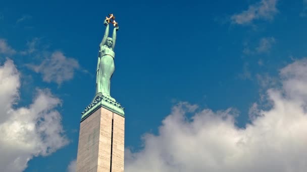 Monumento da Liberdade Letã com Nuvens — Vídeo de Stock