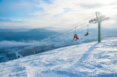 Sabah Sheregesh Kayak Merkezi. Ski Lift kayakçı ve Snowboard düşkünleri Dağı yeşil kaldırdı. Altay, Rusya Federasyonu. 