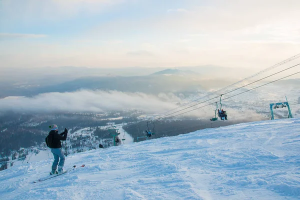 Sheregesh スキー リゾート スキーヤー山からの降下は Zelenay を呼び出す前にします アルタイ山 Shoria — ストック写真