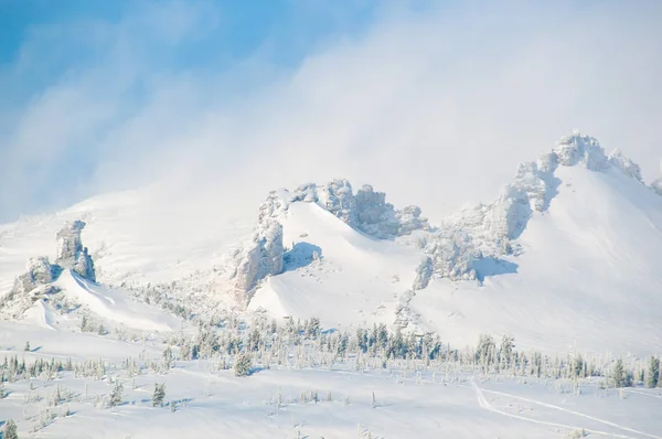 Dağlar deve altay, Rusya içinde dağ Shoria adı verilir. Çapraz bir ibadet bulutların üzerinde dağıdır. Sheregesh Kayak Merkezi. 