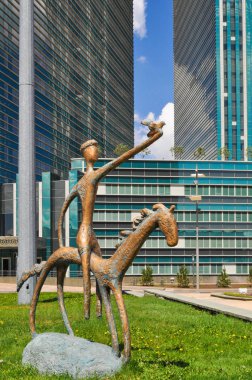 Kazakistan'ın Nursultan kentinde bakır heykel