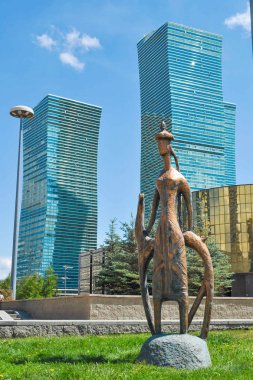 Kazakistan'ın Nursultan kentinde bakır heykel