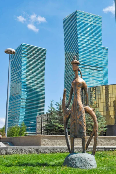 Kazakistan'ın Nursultan kentinde bakır heykel