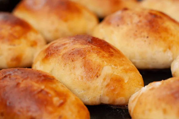 Taze lezzetli ev yapımı kekler (pirozhki)