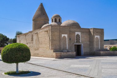 Chashma-turan Mozolesi, Buhara 'nın tarihi kesiminde, Özbekistan 'da yer almaktadır..