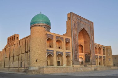 Poi Kalyan Camii, Buhara, Özbekistan 'ın tarihi kesiminde yer almaktadır.