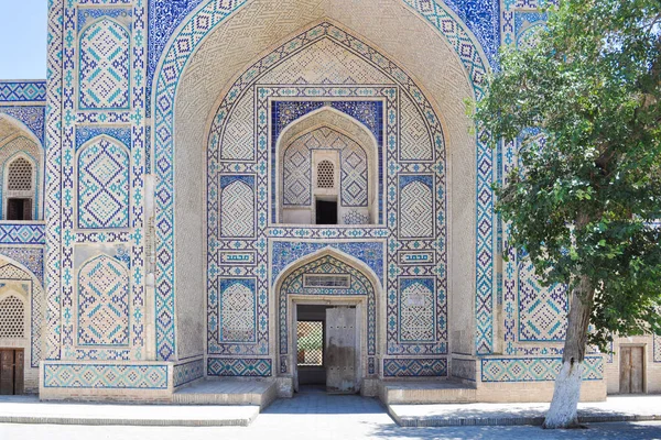 Kosh Madrasah, Özbekistan 'ın Bukhara 'nın tarihi kesiminde yer almaktadır..