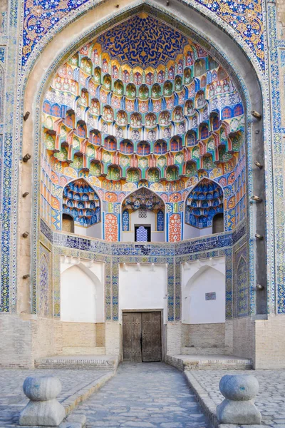 Abdulaziz-Khan Madrasah 'ın Kasası, Özbekistan 'ın Bukhara 'nın tarihi kesiminde yer almaktadır..