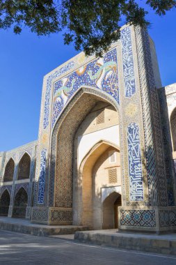 Medrese Nadir-Divan-Begi, Buhara, Özbekistan'ın tarihi kesiminde yer almaktadır..