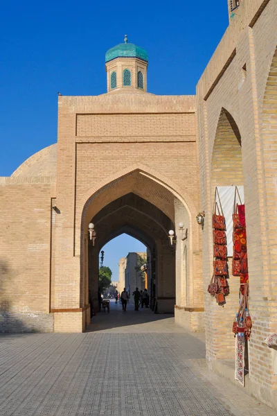 İnsanlar Buhara, Özbekistan merkezinde pazar yoluyla yürümek.