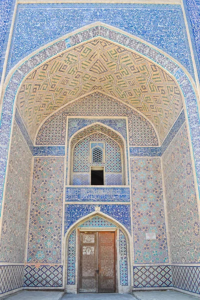 Abdulaziz-Khan Madrasah 'ın Kasası, Özbekistan 'ın Bukhara 'nın tarihi kesiminde yer almaktadır..