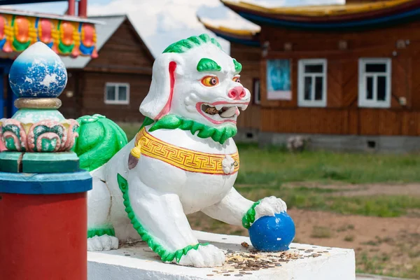 Ivolginsky datsan, Buryatia'da bir kar aslanı Budist figürü.