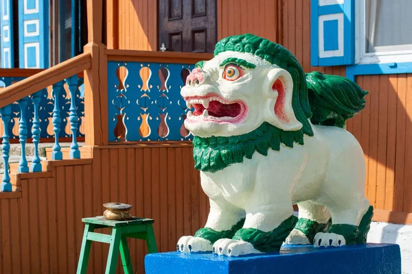 Ivolginsky datsan, Buryatia'da bir kar aslanı Budist figürü.