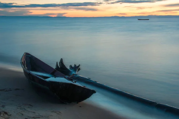 Akşamları Baykal Gölü kıyısında tahta bir tekne..