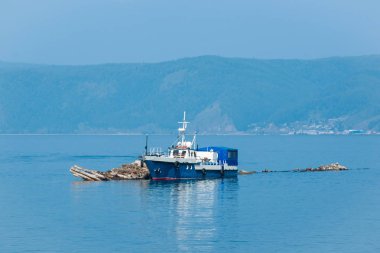 Mavi gemi güneşli bir günde Baykal Gölü'ne demirledi..