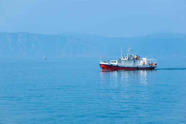 Güneşli bir günde Baykal Gölü'nde turist yelkenli su otobüsü.