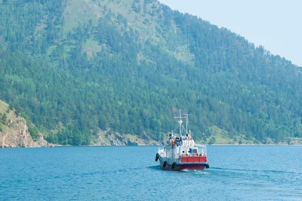 Güneşli bir günde Baykal Gölü'nde turist yelkenli su otobüsü.