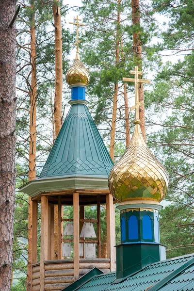 Ortodoks kilisesinin haçları ile altın kubbeler, Sibirya, Rusya.