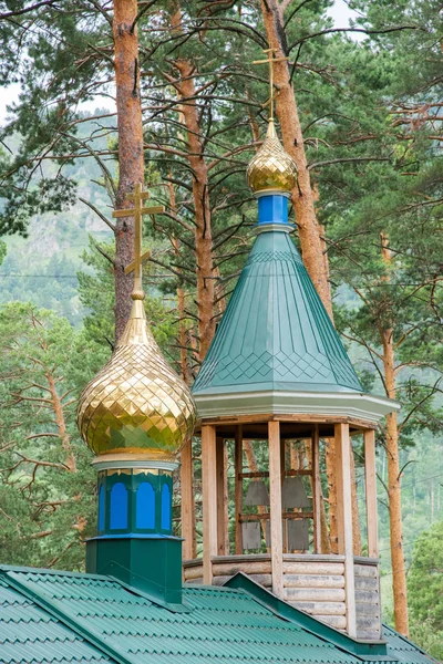 Ortodoks kilisesinin haçları ile altın kubbeler, Sibirya, Rusya.