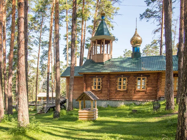 Православная Деревянная Церковь Сосновом Лесу Алтай Россия — стоковое фото