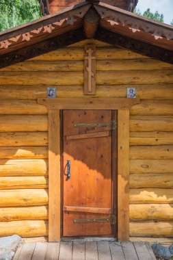 Ahşap Hıristiyan şapelinin girişi, Sibirya, Rusya.