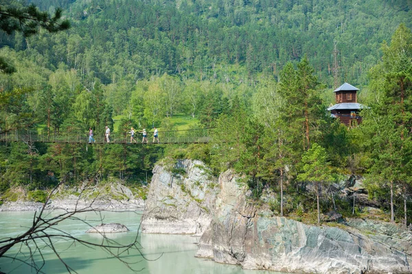 Patmos adasında Ortodoks ahşap Kilisesi, Katun nehri üzerinde asma köprü, Altay, Rusya.
