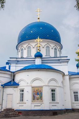 Yıldız ve altın haçlar ile mavi kubbeler ile beyaz taş Hıristiyan Kilisesi. Tomsk'taki Holy Trinity Kilisesi, Rusya.