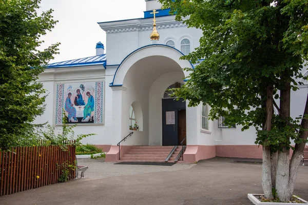 Hıristiyan Kilisesi'nin girişi altın haçlı taştan yapılmıştır. Tomsk, Rusya'daki Kutsal Teslis Kilisesi. Çeviri: 