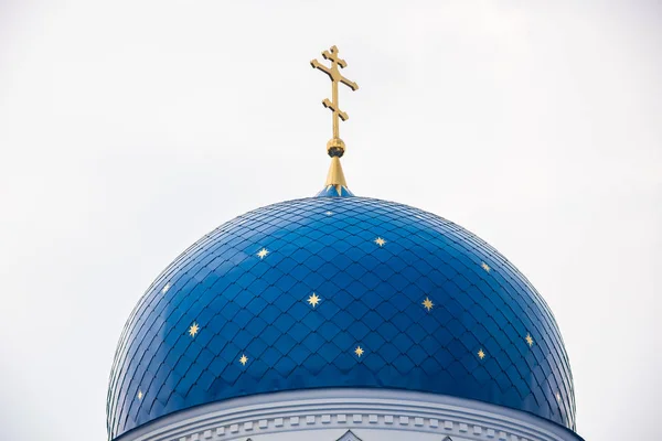 Modrá Kopule Křesťanského Kostela Hvězdami Zlatými Kříži Zblízka Kostel Nejsvětější — Stock fotografie