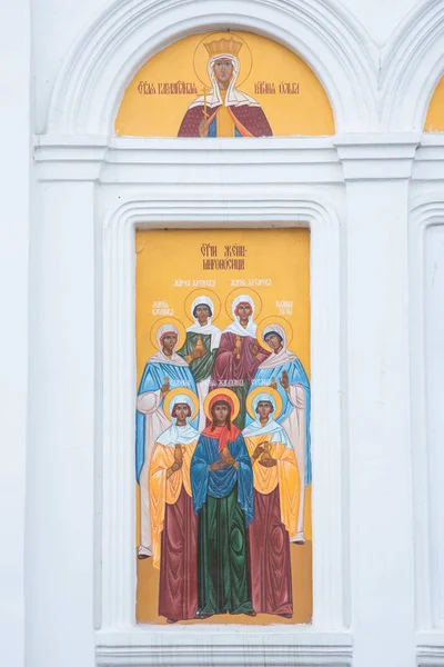 Hıristiyan Kilisesi'nin dışında Prenses Olga ve mür taşıyan eşleri ile Mozaik. Tomsk, Rusya'daki Kutsal Teslis Kilisesi. Çeviri: 