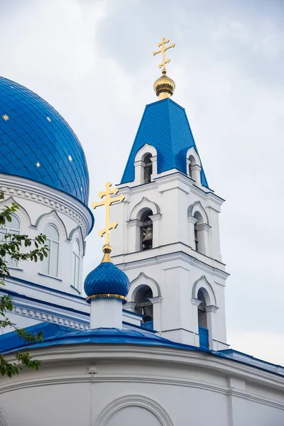 Yıldız ve altın haçlar ile mavi kubbeler ile beyaz taş Hıristiyan Kilisesi. Tomsk'taki Holy Trinity Kilisesi, Rusya.