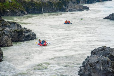 Katun, Altay dağları, Rusya'da dağ nehrinde rafting yapılan birkaç sal ve kano.