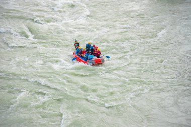 Katun, Altay dağları, Rusya'da bir grup turistin rafting yaptığı bir sal. 