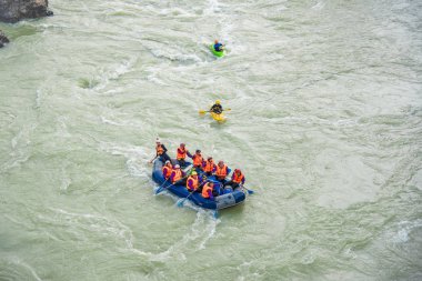 Katun, Altay dağları, Rusya'da dağ nehrinde rafting yapılan birkaç sal ve kano.
