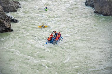 Katun, Altay dağları, Rusya'da dağ nehrinde rafting yapılan birkaç sal ve kano.