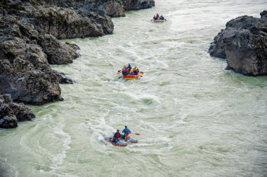 Katun dağında yüzen birkaç sal, Altay dağları, Rusya.